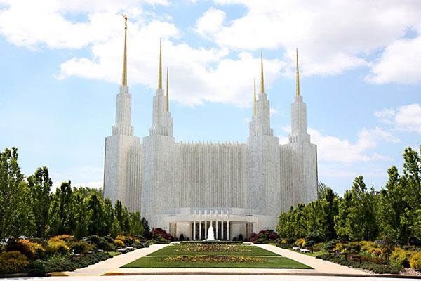 Picture of the Washington DC temple on a sunny day
